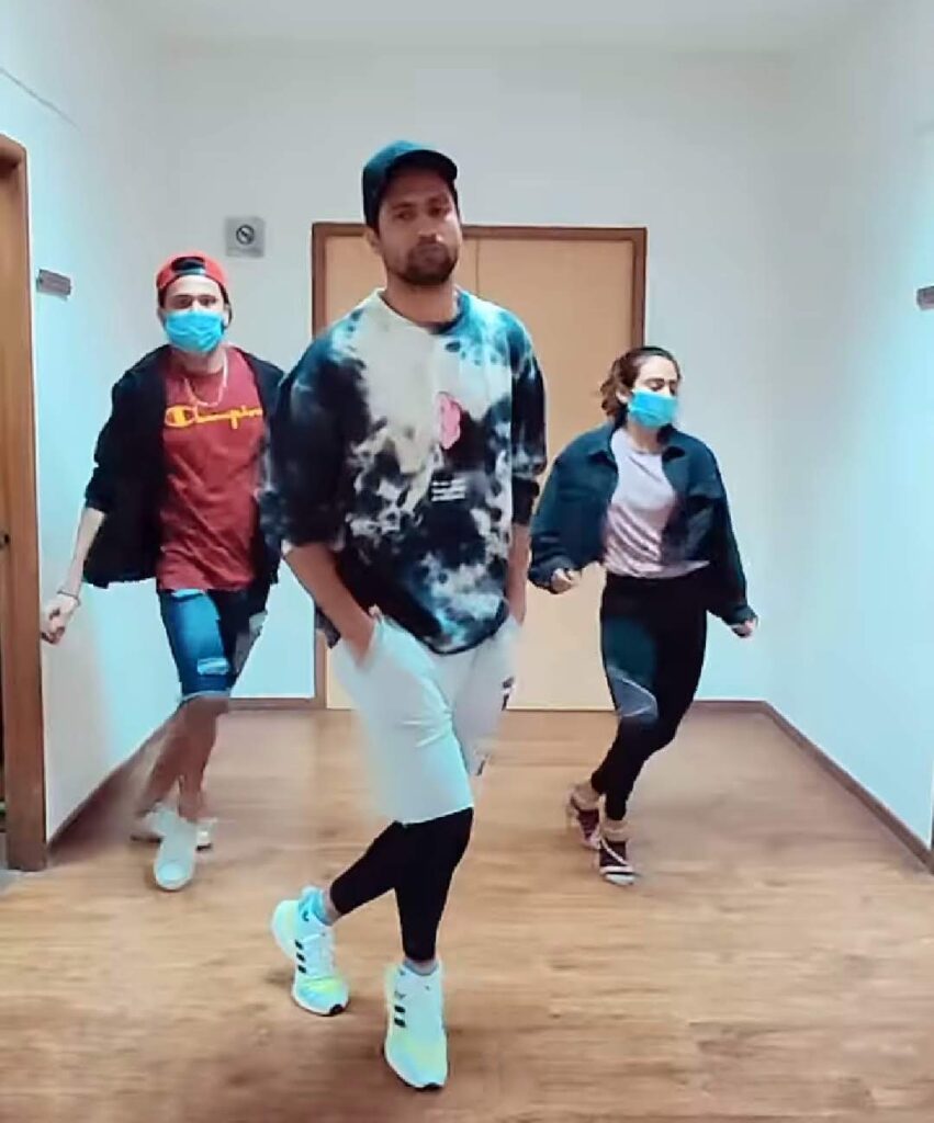 Vicky Kaushal slaying the #Don'tRushChallenge with his flawless moves...