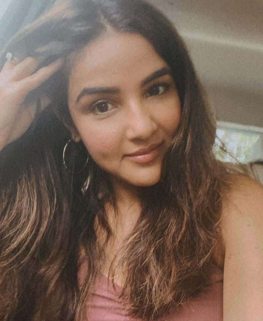 Jasmin Bhasin is surely missing her "favourite human", shares candid PHOTO.