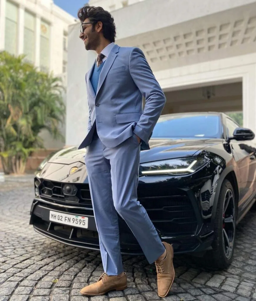 What cars are owned by Kartik Aaryan?